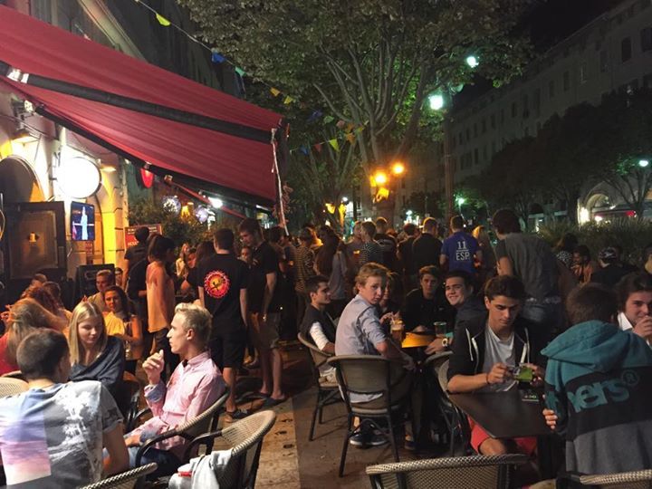 bar à cocktail Marseille vieux Port avec groupe de musique