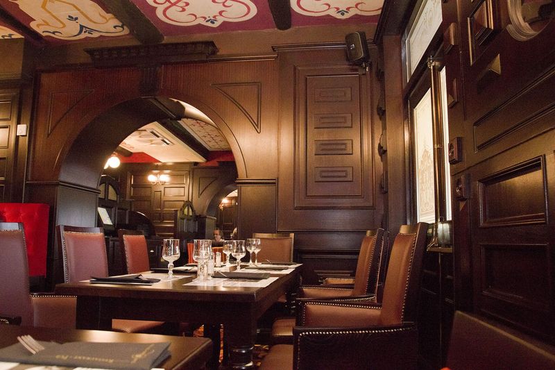 The Queen Victoria : Restaurant Pub sur le Vieux de Port de Marseille