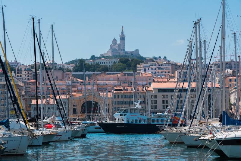 restaurant à theme Marseille Repas de groupe à Marseille sur le Vieux-Port pour un anniversaire