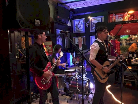 Notre zone d'activité pour ce service Bar anglais avec billard